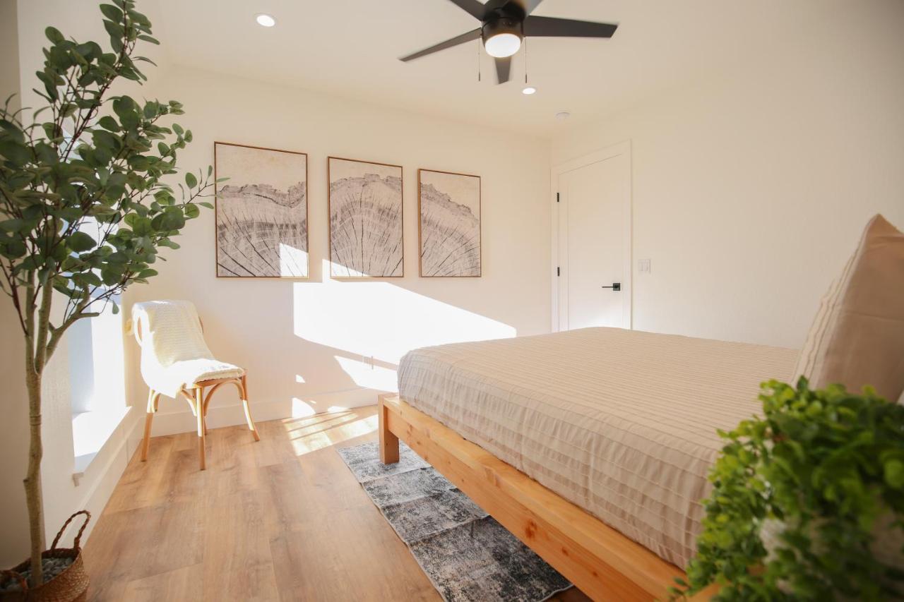 High End A-frame - Hot Tub - Awesome Views - Yosemite - Electric Vehicle Friendly - Sleeps 10 *