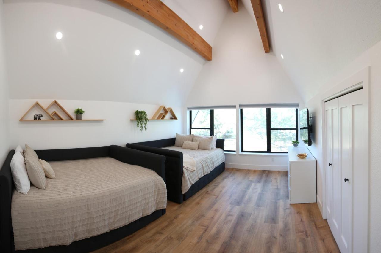 High End A-frame - Hot Tub - Awesome Views - Yosemite - Electric Vehicle Friendly - Sleeps 10 Holiday home Oakhurst