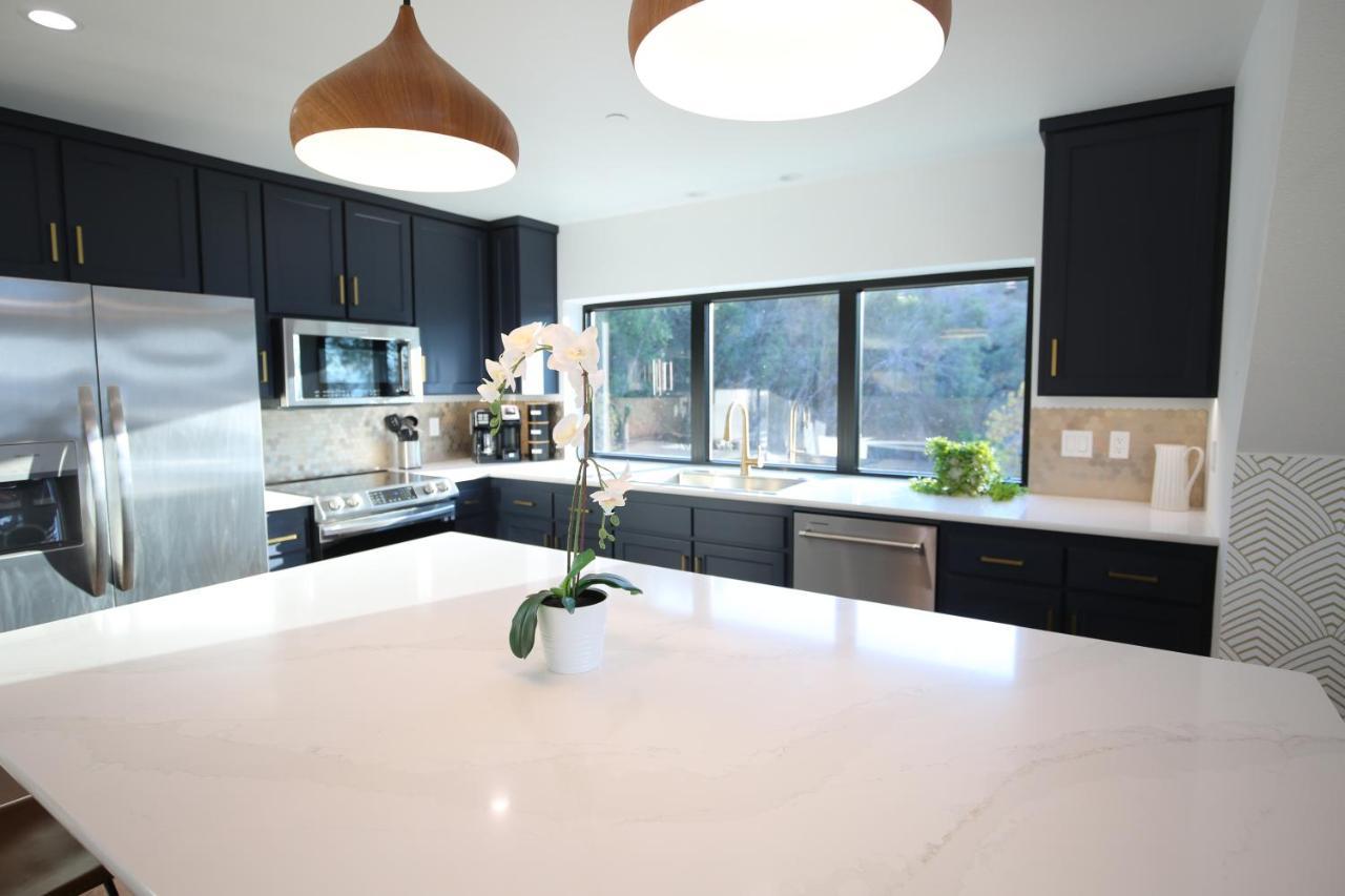 High End A-frame - Hot Tub - Awesome Views - Yosemite - Electric Vehicle Friendly - Sleeps 10 Oakhurst