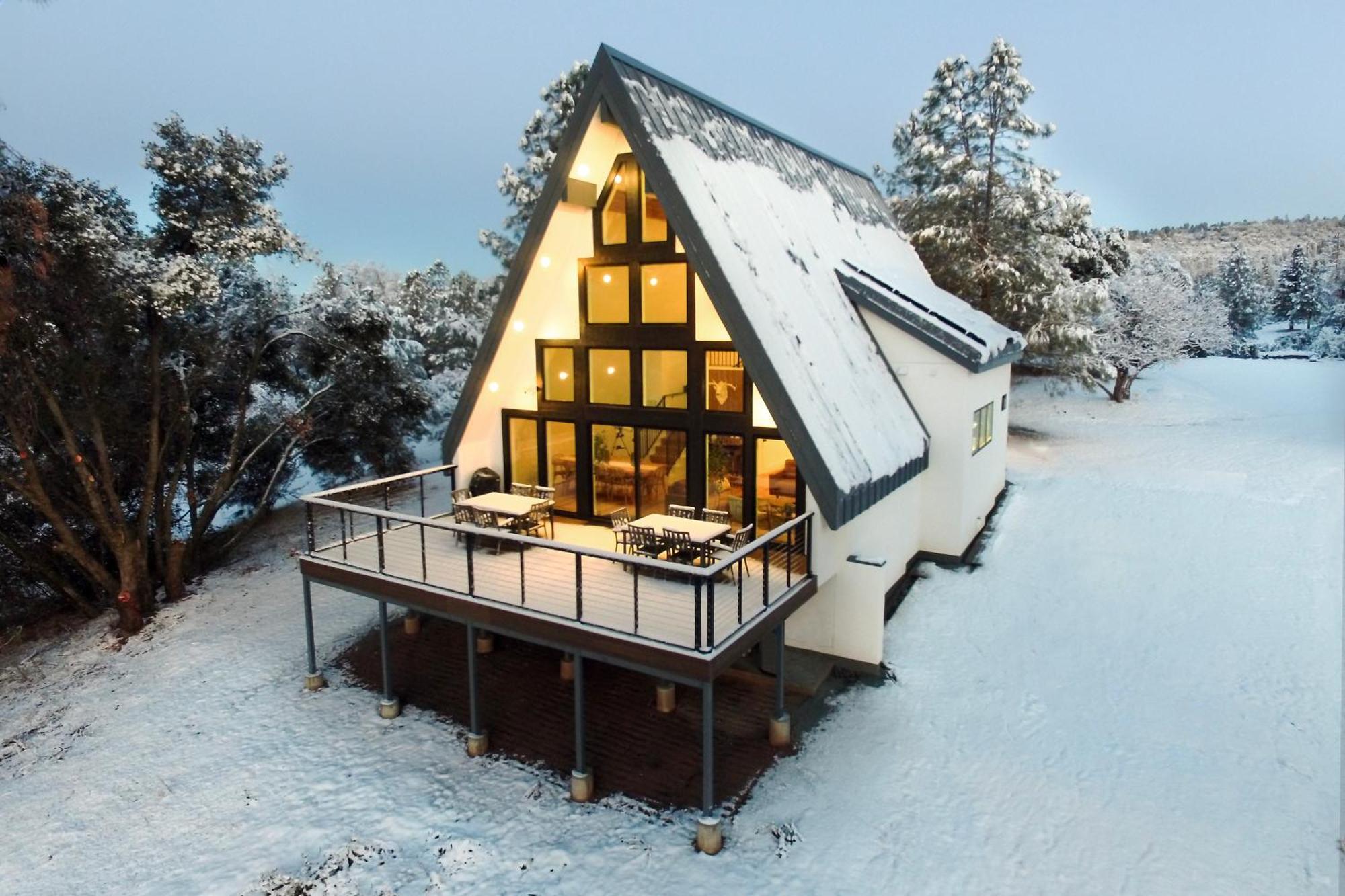 High End A-frame - Hot Tub - Awesome Views - Yosemite - Electric Vehicle Friendly - Sleeps 10 Oakhurst